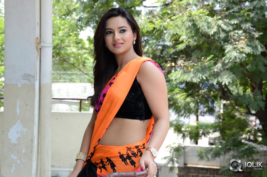 Isha-Chawla-at-Jump-Jilani-Press-Meet
